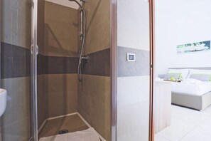 Dusj, hårføner og håndklær