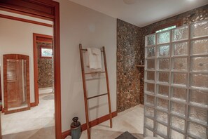 Douche, sèche-cheveux, serviettes fournies, savon