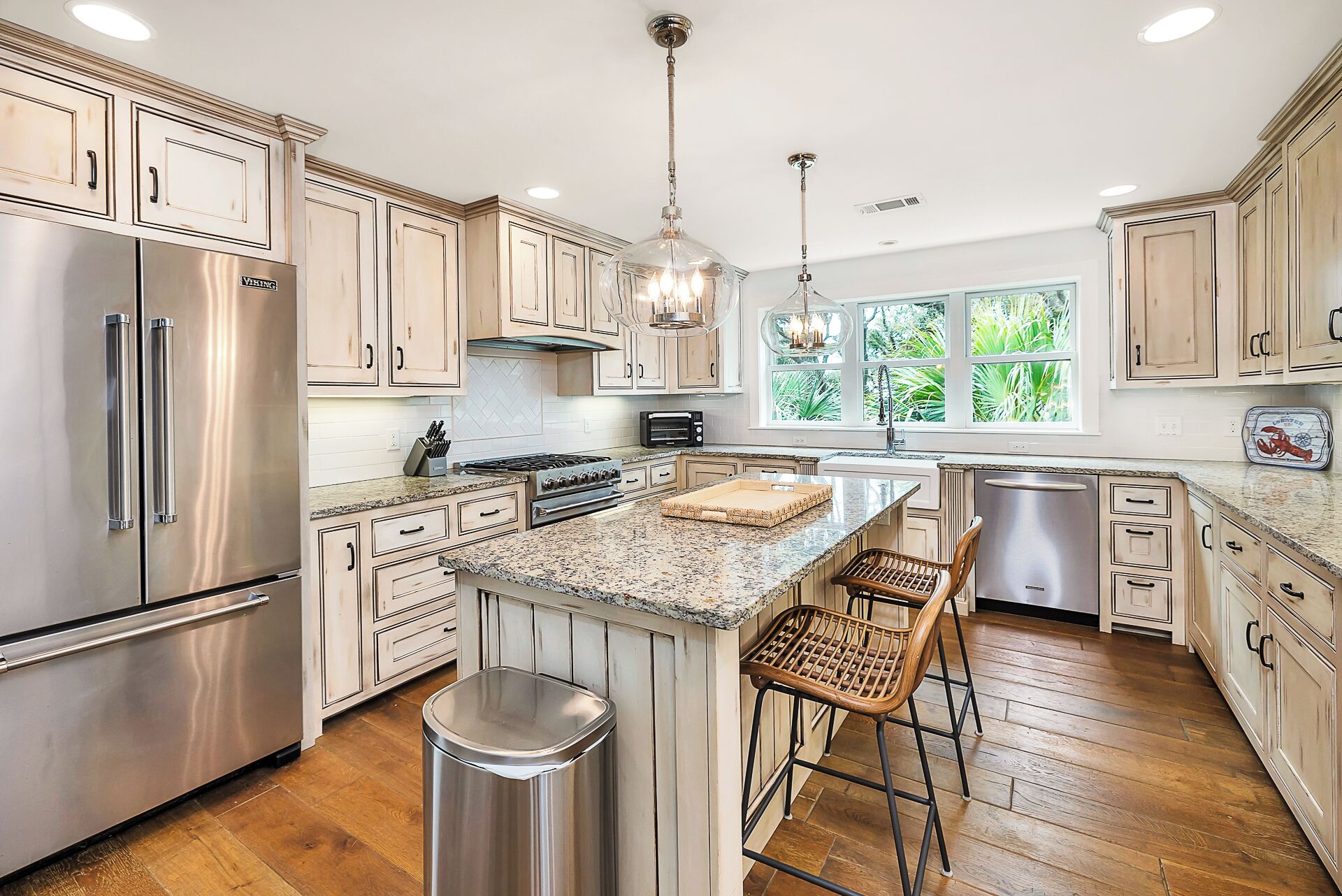 Kylskåp, mikrovågsugn, ugn och spishäll