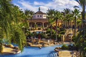Ett semesterparadis med en swimmingpool, palmer och en byggnad med ett kupoltak.