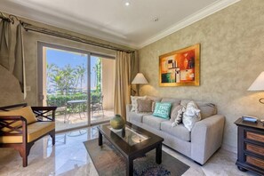Uma sala de estar moderna com um sofá, uma mesa de centro e um quadro na parede.
