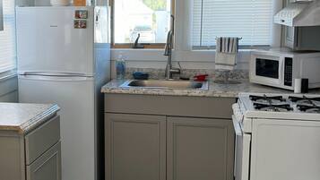 Fridge, microwave, oven, coffee/tea maker