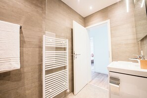 Shower, hair dryer, towels, soap - Relax in our (Losheim am See)