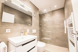 Shower, hair dryer, towels, soap - Relax in our (Losheim am See)