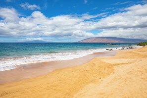 Beach towels - Kamaole Sands Getaway: 1BR/2BA, Steps to Beach! (Kihei)