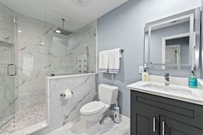 Shower, towels - Villa Florence - Elec-heated pool home w/2 living areas, bikes & kayaks! - SWFL Rentals (Cape Coral)