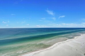 On the beach - Coastal Hippy Chic by AvantStay | Oceanfront, 2 Pools, Beach Chairs Incl. (Panama City Beach)