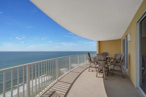 Outdoor dining - Coastal Hippy Chic by AvantStay | Oceanfront, 2 Pools, Beach Chairs Incl. (Panama City Beach)