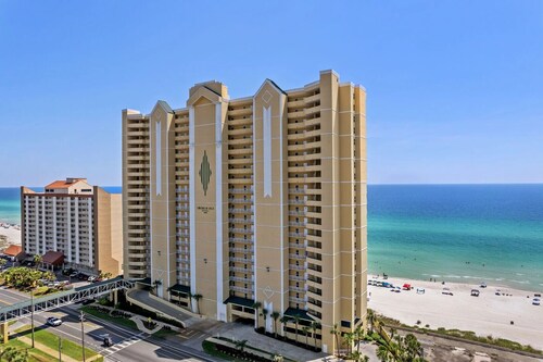 Bahama Breeze by AvantStay | Gulf Front, 2 Pools, Beach Chairs Included!