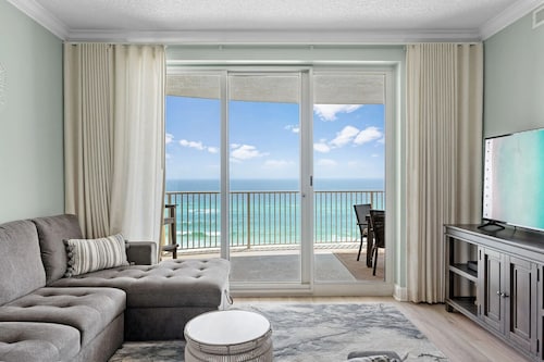 Beach Happy by AvantStay | Beachfront, Beach Chairs Included, 2 Pools!