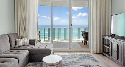 Beach Happy by AvantStay | Beachfront, Beach Chairs Included, 2 Pools!
