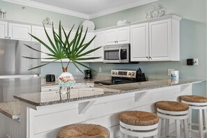 Fridge, oven, stovetop, dishwasher