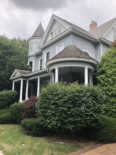 1895 Grand Victorian Lady 4 Bedrooms 3 Baths Lush Gardens Pet Friendly Gorgeous!