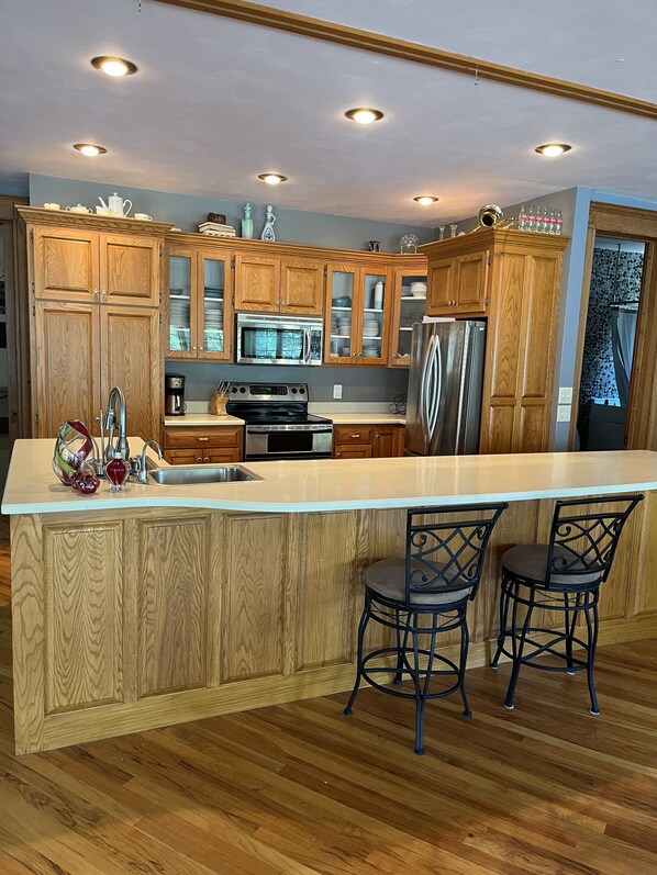 Fridge, microwave, oven, stovetop - 1895 Grand Victorian Lady 4 Bedrooms 3 Baths Lush Gardens Pet Friendly Gorgeous! (Washington)