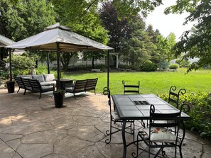 Outdoor dining - 1895 Grand Victorian Lady 4 Bedrooms 3 Baths Lush Gardens Pet Friendly Gorgeous! (Washington)