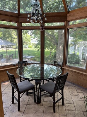 Dining - 1895 Grand Victorian Lady 4 Bedrooms 3 Baths Lush Gardens Pet Friendly Gorgeous! (Washington)