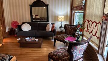 Una Smart TV, una chimenea