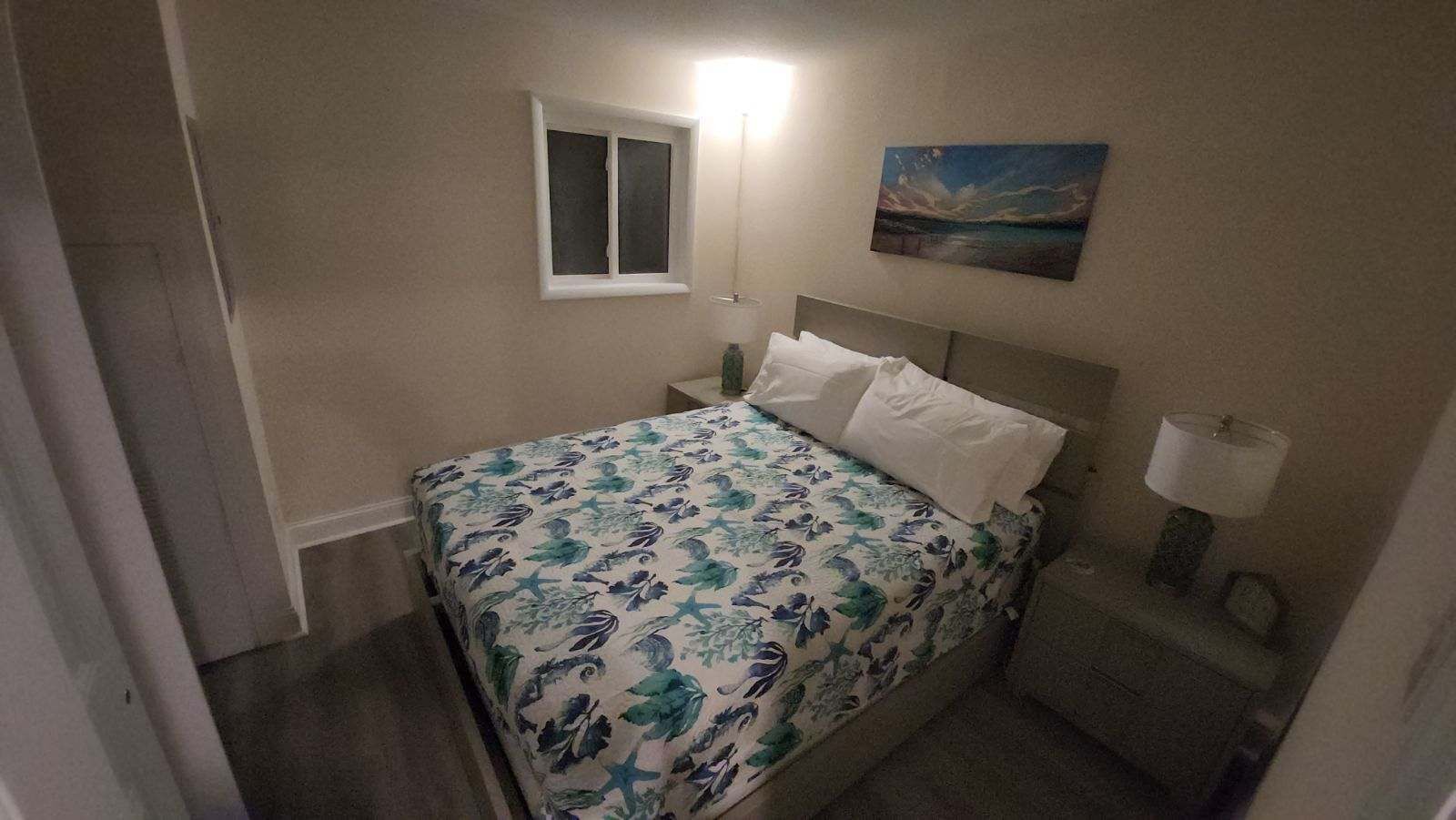 1 slaapkamer, een strijkplank/strijkijzer, wifi, beddengoed