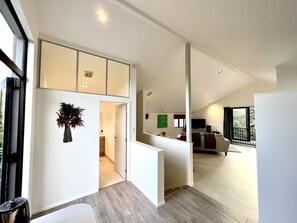 Smart TV, libros y estéreo