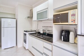 Apartamento tradicional | Cozinha privada | Geladeira grande, micro-ondas, fogão, cafeteira/chaleira
