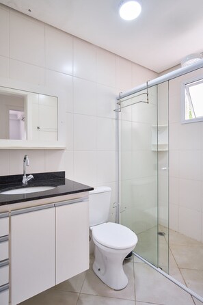 Traditional-Apartment | Badezimmer | Dusche, Handtücher, Toilettenpapier