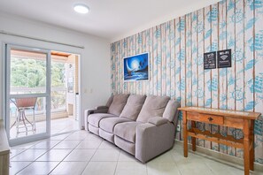 Traditional Apartment | Living area | 41-inch flat-screen TV with digital channels - Residencial Jerivá e Jacarandá  (Ubatuba)