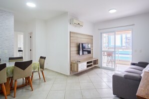 Traditional Apartment | Living area | 41-inch flat-screen TV with digital channels - Residencial Jerivá e Jacarandá  (Ubatuba)