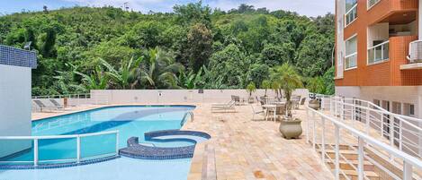 Apartemen Tradisional | Kolam renang | Kolam renang outdoor, dengan payung kolam renang dan kursi berjemur
