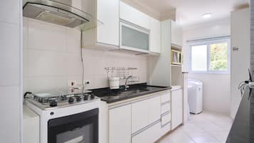 Traditional Apartment | Private kitchen | Full-size fridge, microwave, oven, coffee/tea maker