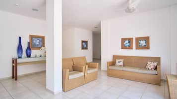 Apartamento tradicional | Zona de estar | Televisión de pantalla plana de 41 pulgadas con canales digitales