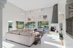 Smart-TV, peis, bøker og stereoanlegg