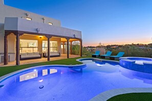 Utendørsbasseng og et oppvarmet basseng