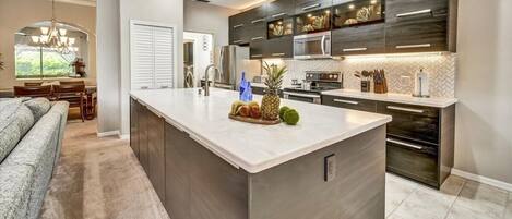 Refrigerador, microondas, horno, placa de cocina