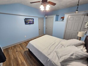 3 bedrooms, iron/ironing board, WiFi, bed sheets