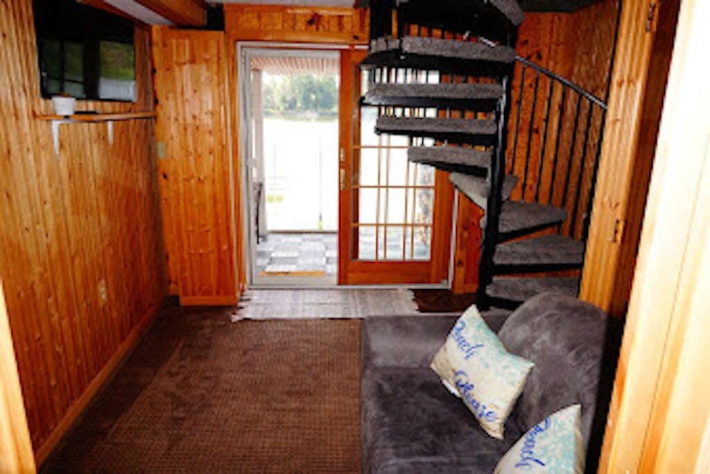 智能電視、壁爐、書籍、電腦螢幕