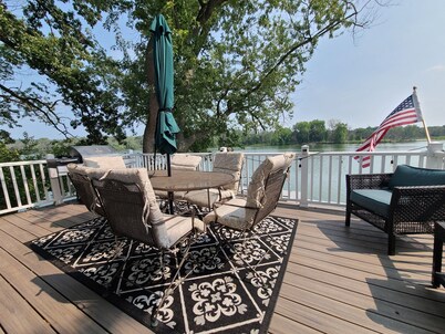 Private Beach Waterfront w/ Dock - Rock River Hideaway