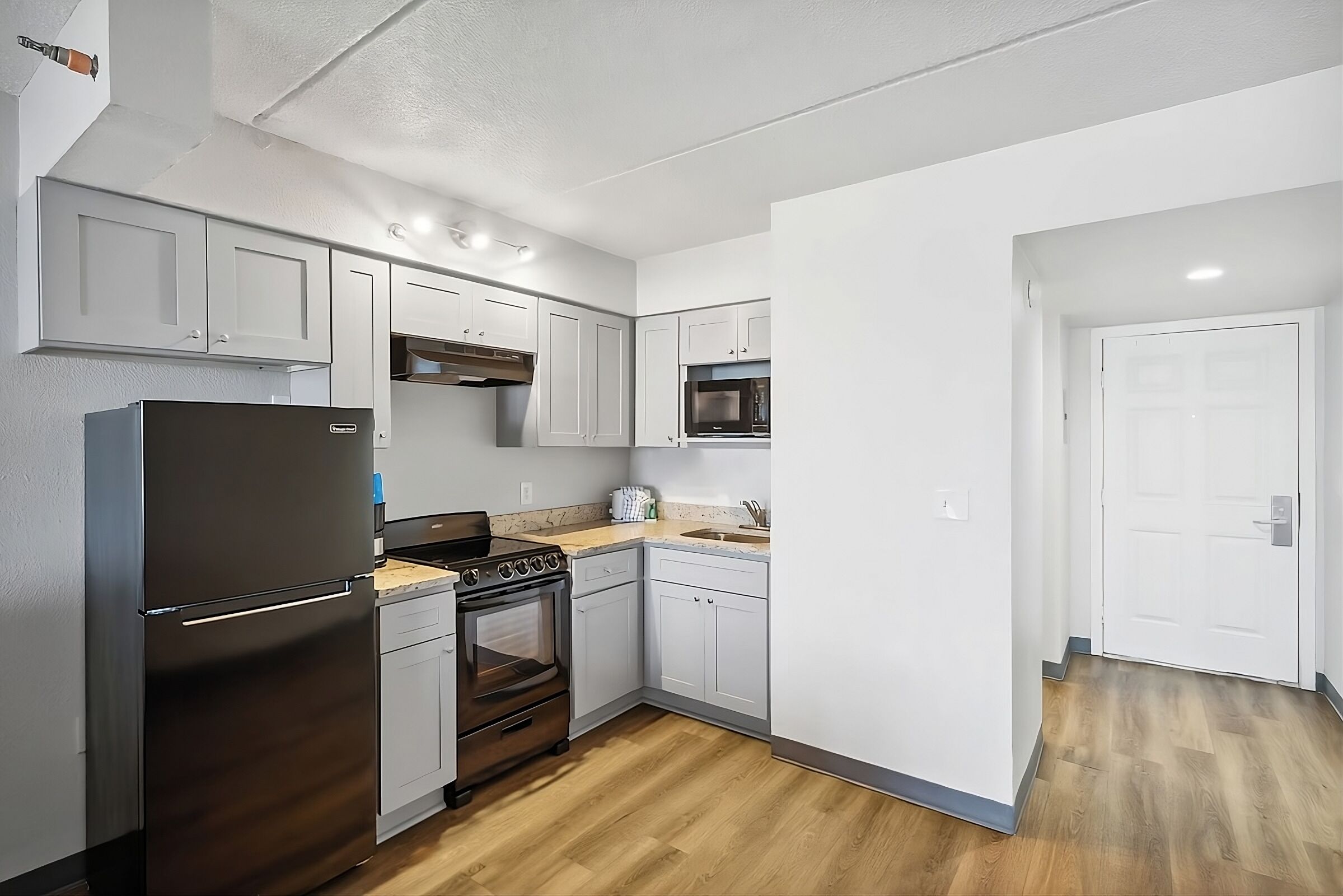 Relax and Unwind! 3 Comfortable Units, Gulf View, Outdoor Pool, Free Parking