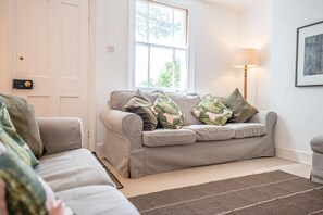 TV, fireplace, DVD player, books - Phoenix Cottage, Brampton (Brampton)