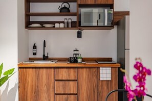 Refrigerador, microondas, parrilla de estufa y cafetera y tetera 