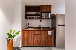 Refrigerador, microondas, parrilla de estufa y cafetera y tetera