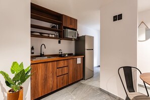 Refrigerador, microondas, parrilla de estufa y cafetera y tetera