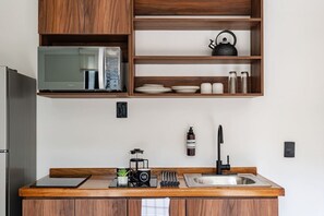 Kühlschrank, Mikrowelle, Herdplatte, Wasserkocher mit Kaffee-/Teezubehör