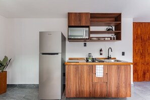 Refrigerador, microondas, parrilla de estufa y cafetera y tetera