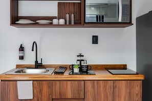 Refrigerador, microondas, parrilla de estufa y cafetera y tetera 