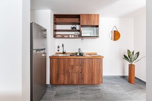 Refrigerador, microondas, parrilla de estufa y cafetera y tetera 