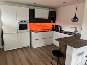 Réfrigérateur, un four, surface de cuisson, lave-vaisselle