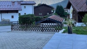 Un barrio residencial con casas, un sendero pavimentado y una valla de madera.