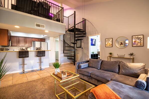 Smart TV - Desert Retreat: Luxury Condo Loft - Work Friendly (Chandler)