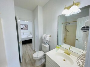 Dusche, Haartrockner, Handtücher