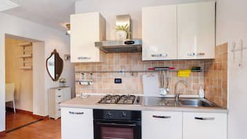 Frigorifero, forno, piano cottura, pentole/stoviglie/utensili